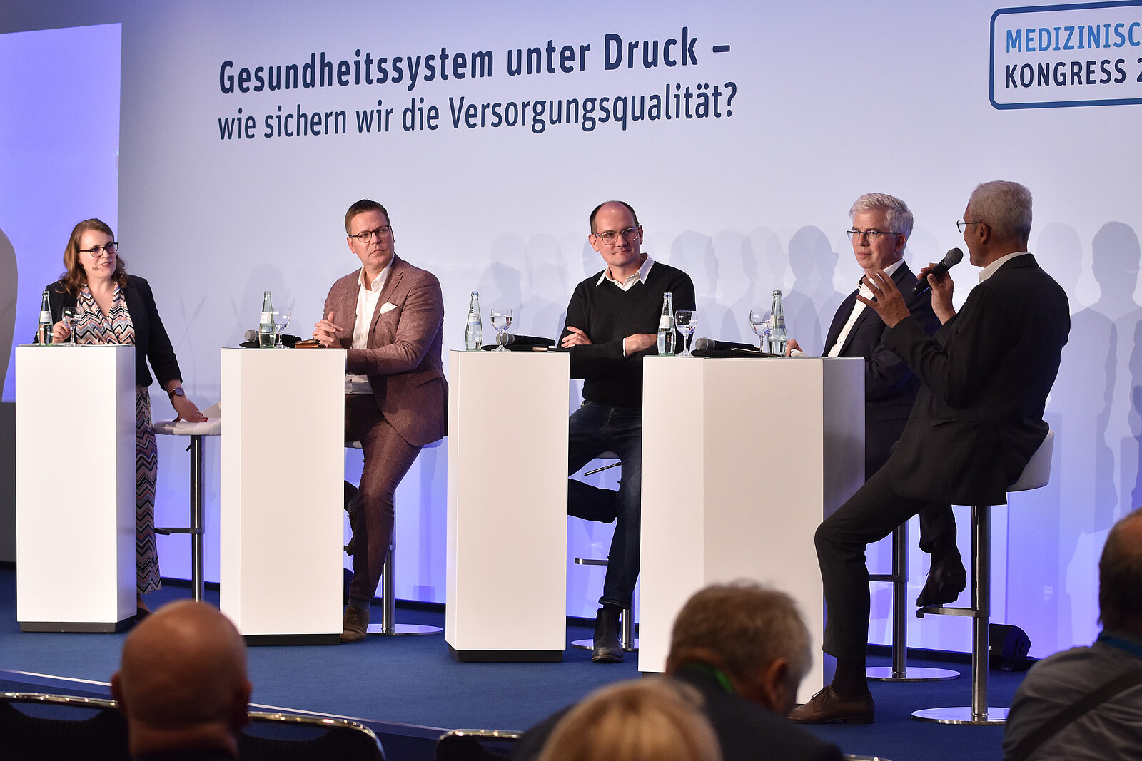 Round Table: Moderatorin Rebecca Beerheide, Deutsches Ärzteblatt, die Abgeordneten Tino Sorge (CDU/CSU), Dr. Janosch Dahmen (Bündnis 90/Die Grünen), Prof. Dr. Andrew Ullmann (FDP) und Dr. Stefan Gronemeyer